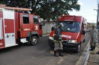 Três viaturas dos bombeiros estiveram no local. (Foto: Marcelo Calazans)