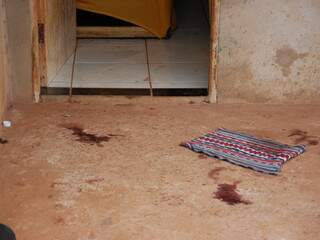 Marcas de sangue ficaram em frente a casa onde diarista morava. (Foto: Pedro Peralta) 