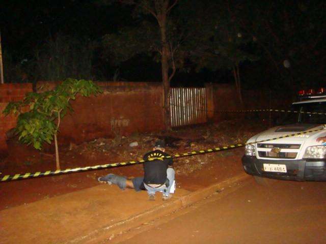 Homem &eacute; encontrado morto com seis tiros, em Dourados