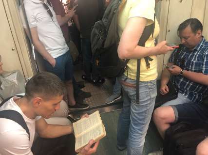 Na Rússia, uso de celulares avança sobre o hábito da leitura de livros