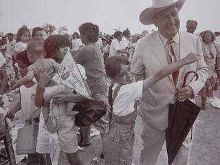 Lúdio com crianças, a espera do Papa, em 91. (Roberto Higa)