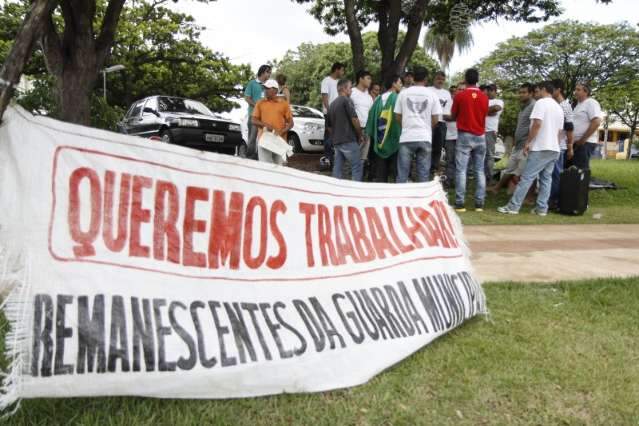 Remanescentes da guarda acampam na Afonso Pena e esperam posi&ccedil;&atilde;o da prefeitura