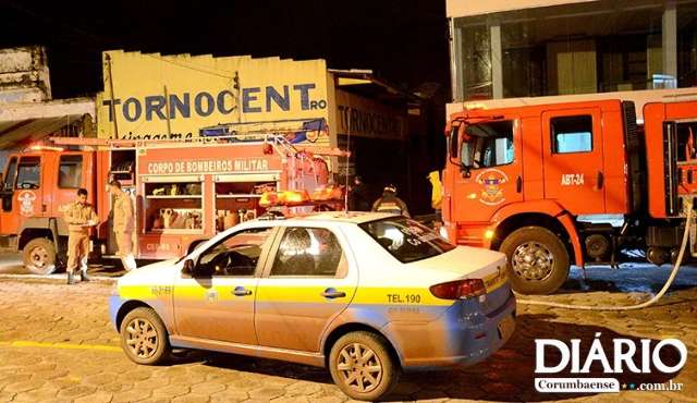 Por ci&uacute;mes, mulher esfaqueia filha, ex-marido e p&otilde;e fogo em casa