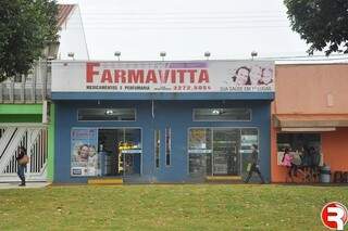 Funcionário da farmácia teve celular e R$ 300 roubados. (Foto: Marcos Tomé/Região News) 