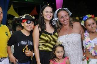 Elicinei e Leonice curtindo o Carnaval com toda a família fantasiada. (Foto: Alcides Neto)
