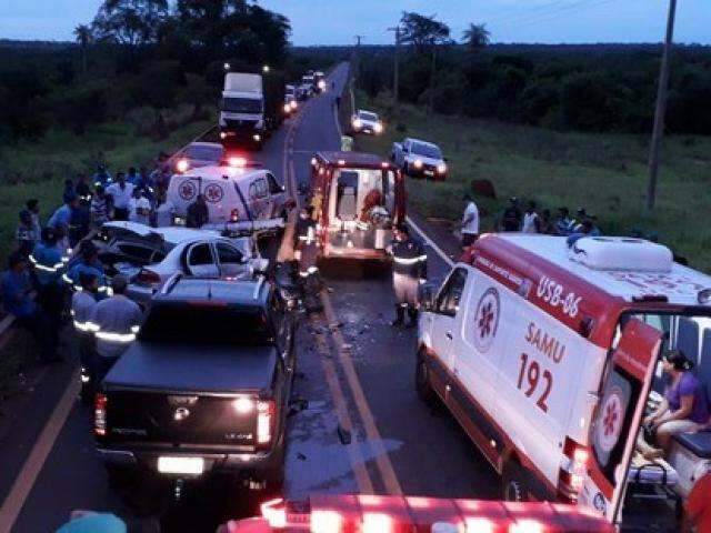 Caminhonete invade contram&atilde;o, bate em Voyage e deixa 5 feridos na BR-158 