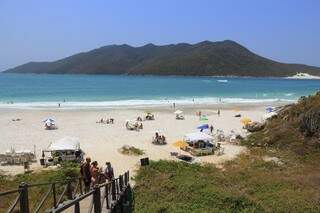 Praia de Cabo Frio no Rio de Janeiro é um dos destinos mais procurados por gente que se antecipa para economizar. (Foto: Divulgação)