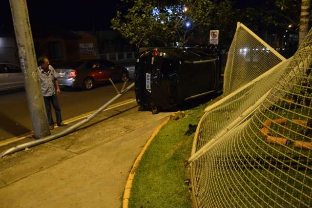 Motorista perde controle de Pajero, tomba e leva grades do Vov&oacute; Ziza