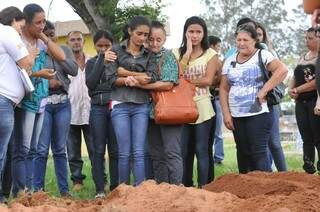 A bebê foi sepultada no mesmo dia que a bisavó (Foto: Alcides Neto)
