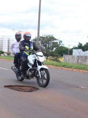 Buraco em avenida movimentada chega a estragar 5 carros em um dia