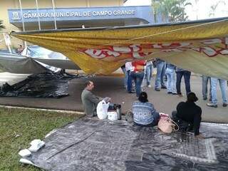Lonas servem de abrigo em frente à Câmara Municipal. (Foto: Simão Nogueira)