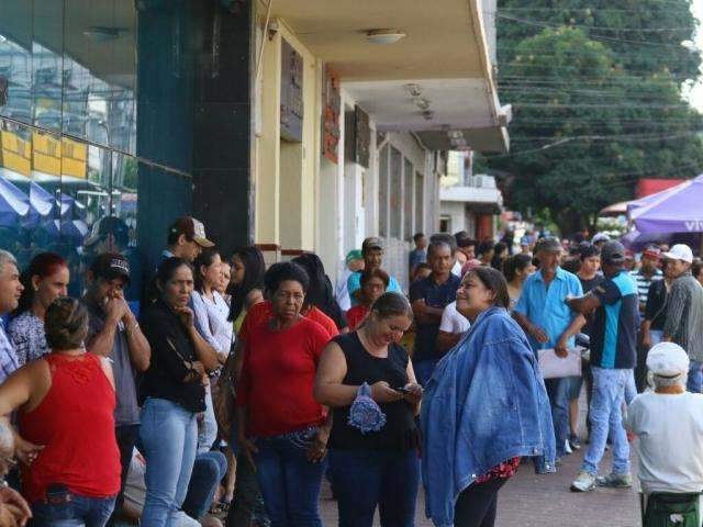 Saque do FGTS exige paci&ecirc;ncia e tempo para aguardar nas longas filas
