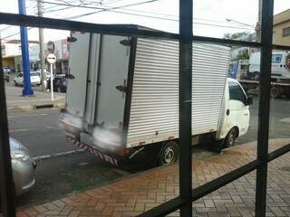 Até mesmo um caminhão baú, foi estacionado no local.(Foto: Direto das Ruas)
