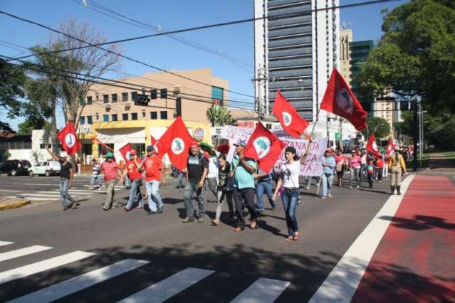 Manifesta&ccedil;&atilde;o soma tr&ecirc;s mil pessoas e movimento j&aacute; ocupa ruas do centro