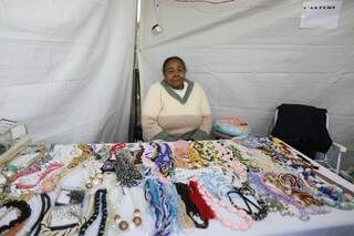 Luzia também participa da feira na Praça Bolívia e tem o artesanato como única renda (Foto: Paulo Francis)