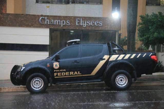 PF fica uma hora e meia na casa de Puccinelli e sai carregando mochila