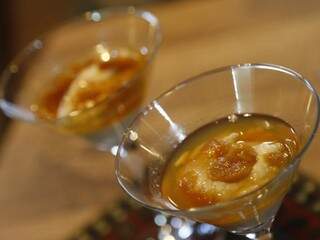 O malabie é um doce tradicional árabe que se parece com manjar e tem calda de damasco. (Foto: Gerson Walber)