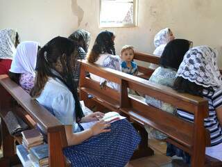 Mulheres só podem acompanhar a missa se usarem véu. (Fotos Minamar Júnior)