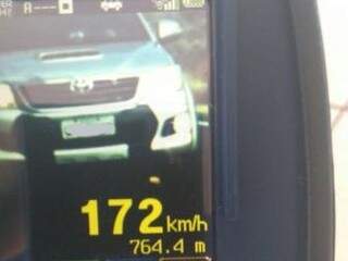 Motorista de caminhonete foi flagrado por radar fotográfico dirigindo a 172 km/h. (Foto: Divulgação)