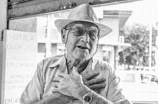 Reveladores de fotos antigas - No Dia do Fotógrafo, seu Joaquim sorri, aos 91 anos, ele garante que ainda fotografa. (Foto e legenda de Vanessa Tamires)