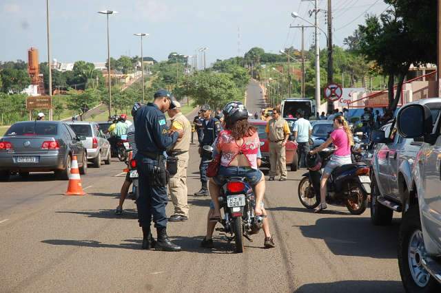  Blitz multa 27 condutores e apreende 11 ve&iacute;culos no bairro S&atilde;o Francisco