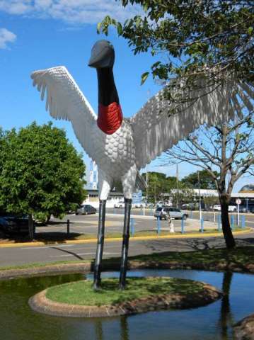 Quebrado, monumento no aeroporto de Campo Grande completa um ano