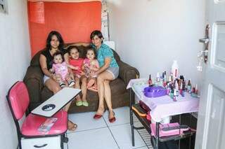 Família diante da crise se une e resolve vender objetos para não deixar faltar nada em casa ( Foto - Fernando Antunes)