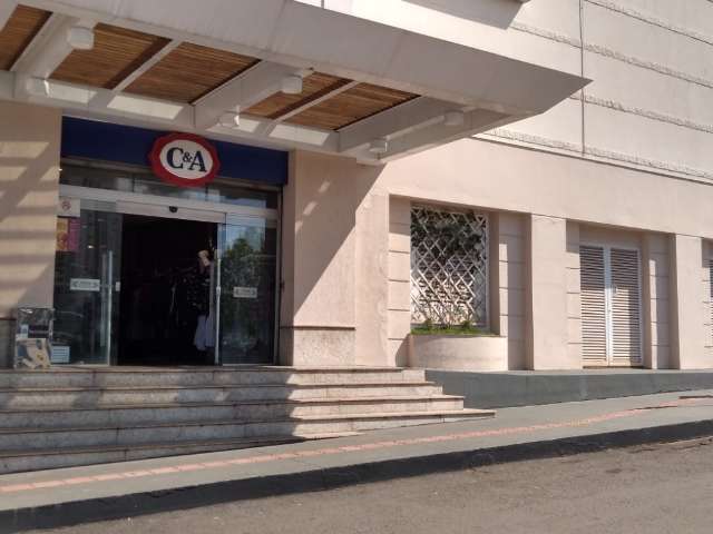 Ladr&otilde;es invadem loja de departamento no maior shopping da Capital
