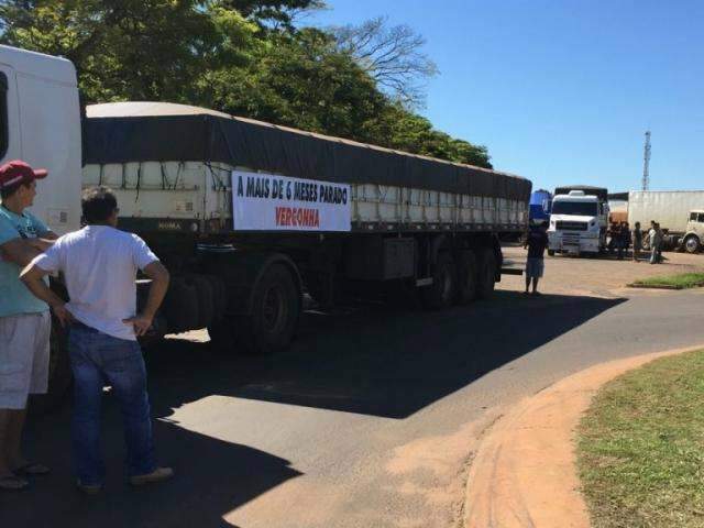 Caminhoneiros e empresas de transporte protestam contra greve 