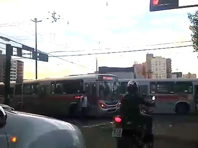 Colis&atilde;o envolvendo &ocirc;nibus tumultua tr&acirc;nsito na avenida Mato Grosso logo cedo