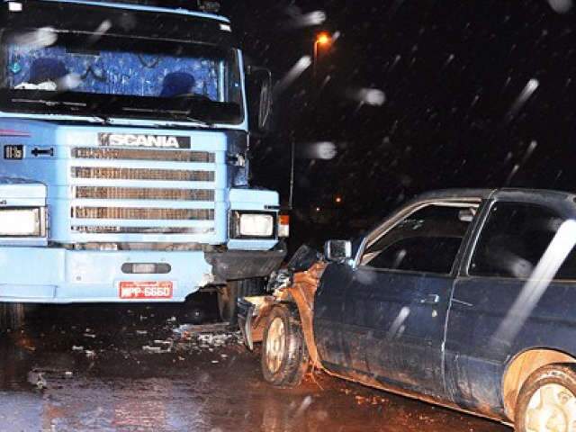  Homem foge depois de bater carro em carreta estacionada em Sidrol&acirc;ndia