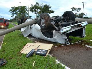 Na Afonso Pena, camioneta capotou após atingir poste. O motorista morreu (Foto: Simão Nogueira)