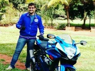Edson Diego ao lado da motocicleta que pilotava no momento do acidente. (Foto: Reprodução/Facebook).