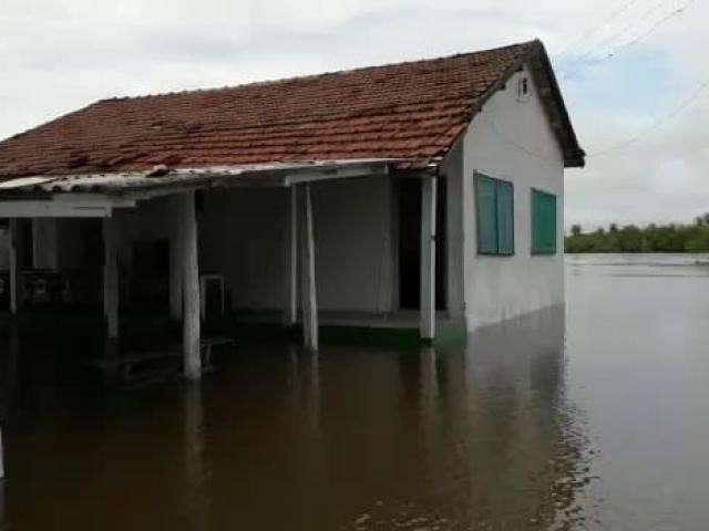 Chuva d&aacute; tr&eacute;gua, mas casas e estrada continuam alagadas na fronteira