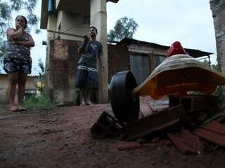 Normeide conta que tem trauma de chuva; casal cria quatro filhos na favela do Mário Covas (Foto: João Paulo Gonçalves)