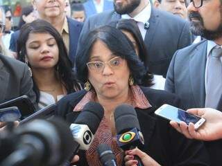 Ministra Damares Alves em entrevista para jornalista durante solenidade em Campo Grande (Foto: Marina Pacheco)