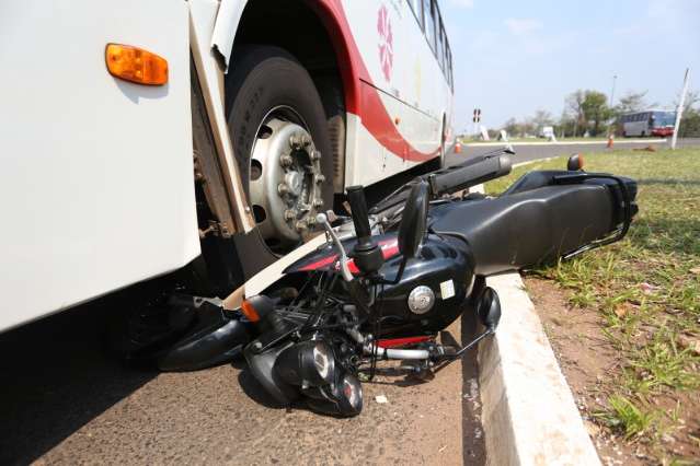 Fechada por &ocirc;nibus, motociclista pula para se salvar de acidente na Capital