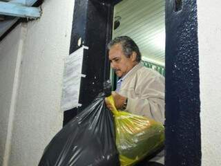 Beto Mariano levou seus pertences em sacolas plásticas (Foto: Alcides Neto)