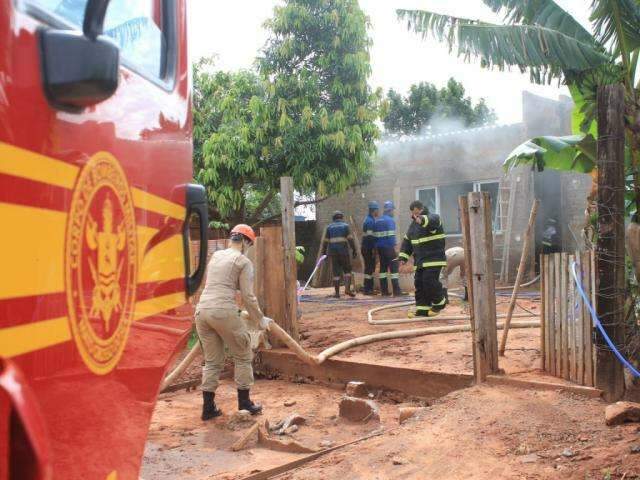 Mulher ateia fogo em casa e tenta se matar ao lado da filha de 1 ano