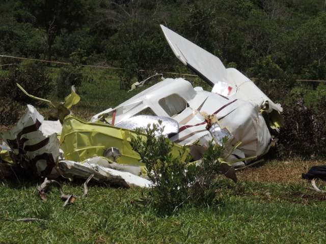 For&ccedil;a A&eacute;rea retira destro&ccedil;os e an&aacute;lisa pe&ccedil;as de aeronave