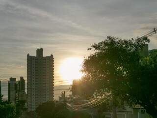 O dia na capital sul-mato-grossense amanheceu com sol, mas previsão e de chuva para o decorrer do dia (Foto: Henrique Kawaminami) 