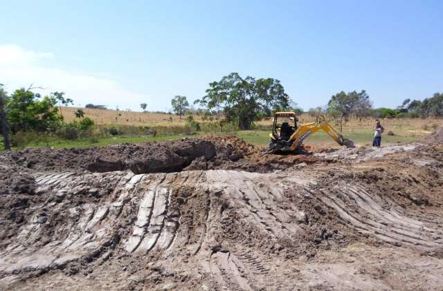 Produtor que constru&iacute;a tanque de peixe em assentamento &eacute; multado pela pol&iacute;cia