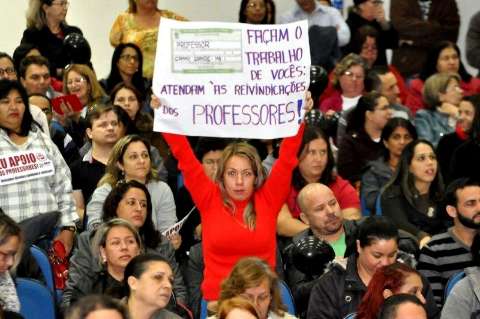 Professores voltam a lotar Câmara, mas admitem que greve perde a força