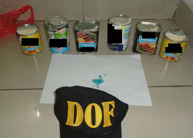 Pol&iacute;cia prende jovem que escondia coca&iacute;na em latas de leite condensado