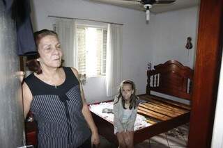 A aposentada Neide Campelo da Silva, viu a água invadir os cômodos da casa e no desespero, tirou a mãe de 87 anos do quarto nos braços. (Foto: Cleber Gellio)