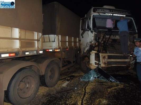 Acidente entre duas carretas fecha rodovia