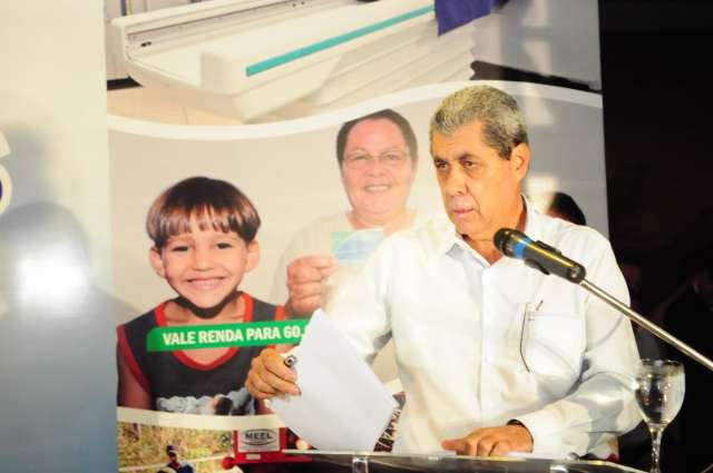 Andr&eacute; anuncia 300 &ocirc;nibus e pede que prefeitos combatam sonega&ccedil;&atilde;o