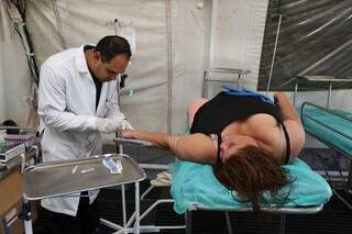Dentro da tenda, pacientes recebem hidratação e acompanhamento de enfermeiros. (Foto: Fernando Antunes)