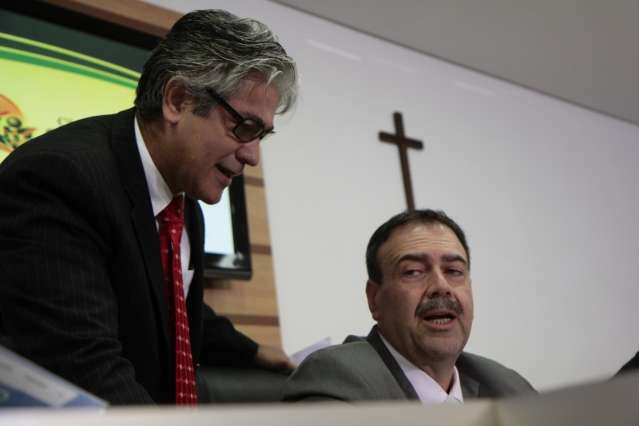 L&iacute;der de Bernal pede vistas do relat&oacute;rio, mas CPI do Calote rejeita