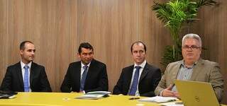 O sul-mato-grossense Eduardo, o terceiro da esquerda para a direita, terá a oportunidade de acompanhar de perto a arbitragem europeia (Foto: CBF)
